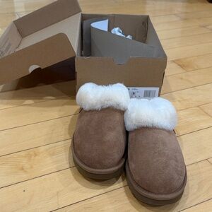 NWT UGG Chestnut Suede Clog Slippers with Cream Shearling Trim
